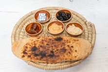 وجبة فطور مشكل اجبان مع شاي