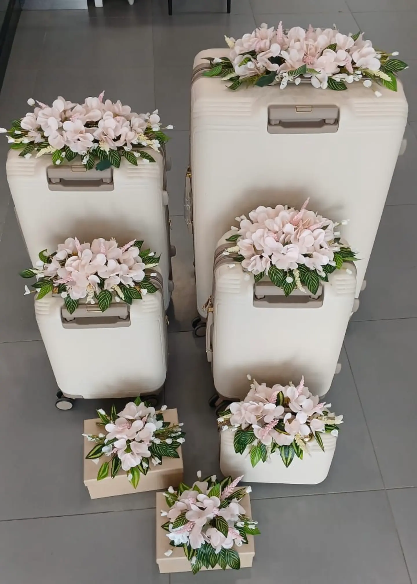 أناقة السفر بألوان الزفاف الهادئة