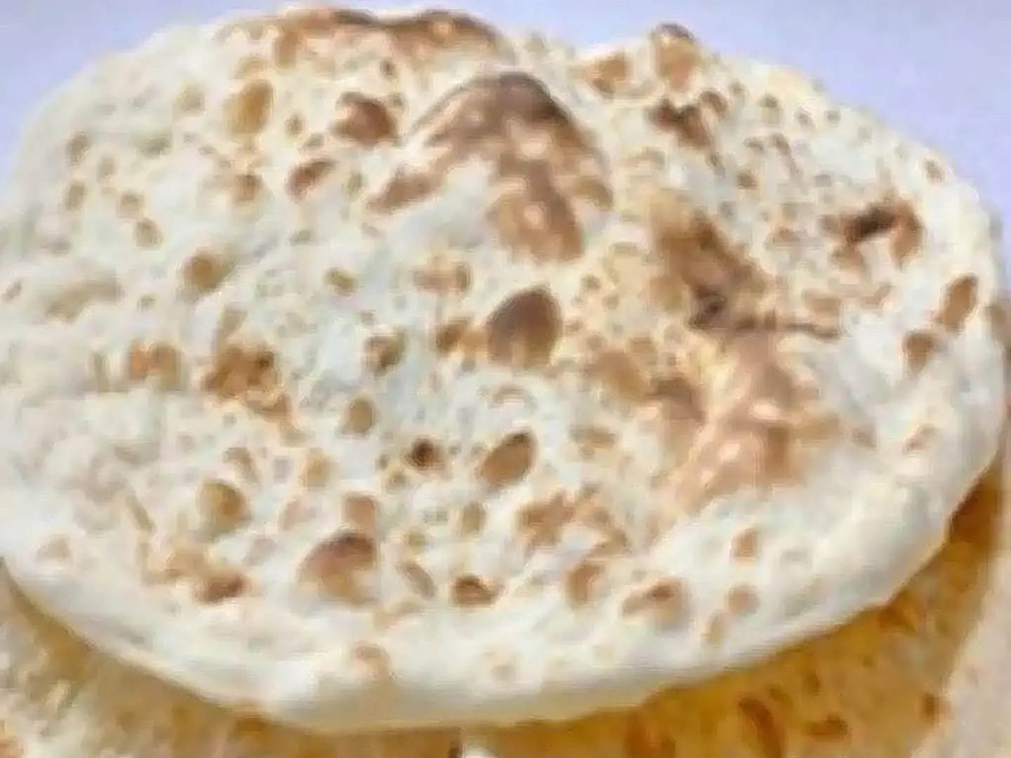 خبز مسخن مع بصل و زيت زيتون و سماق