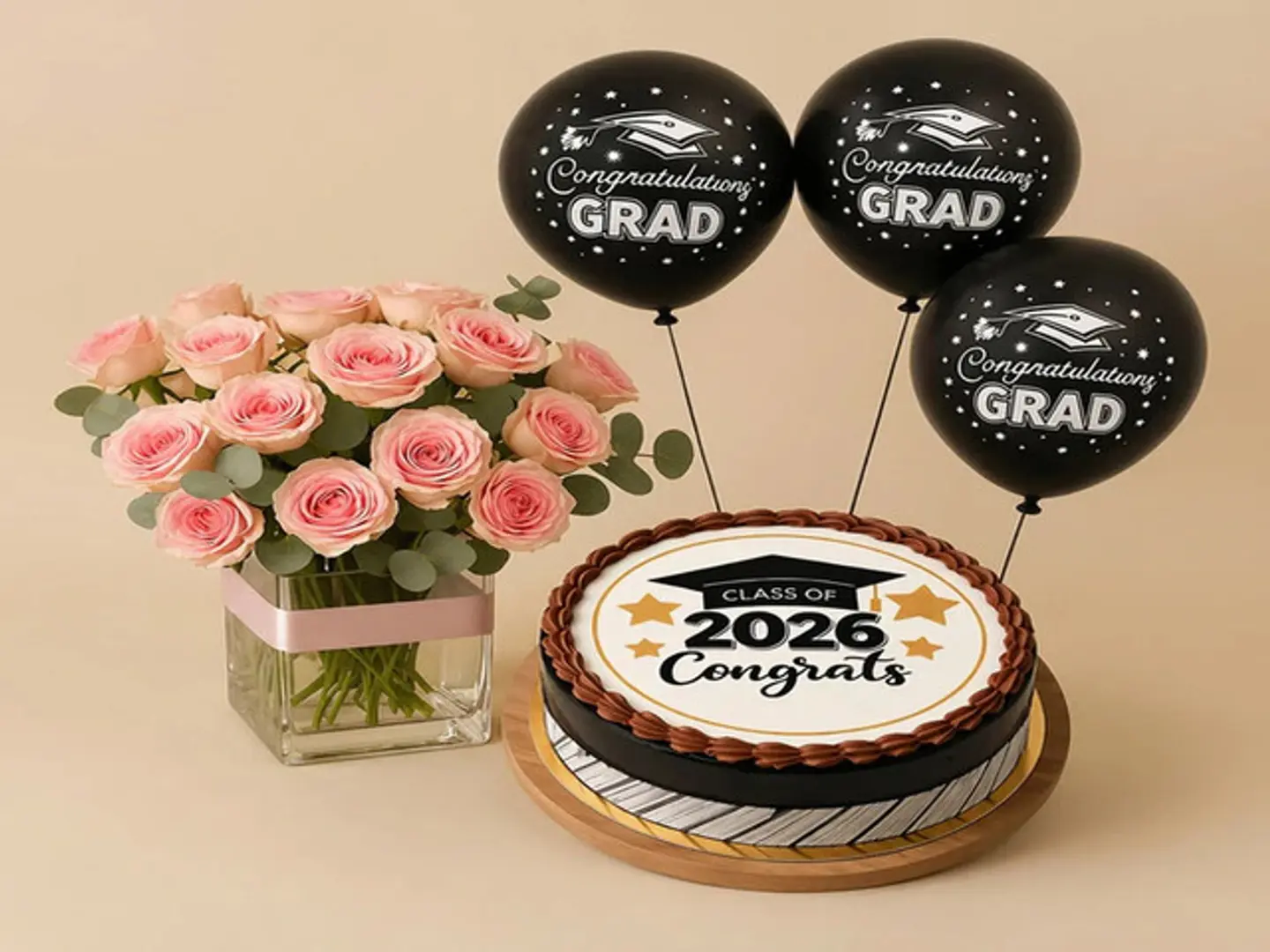 كعكة تخرج دفعة 2025 مزينة بالورود الوردية والبالونات