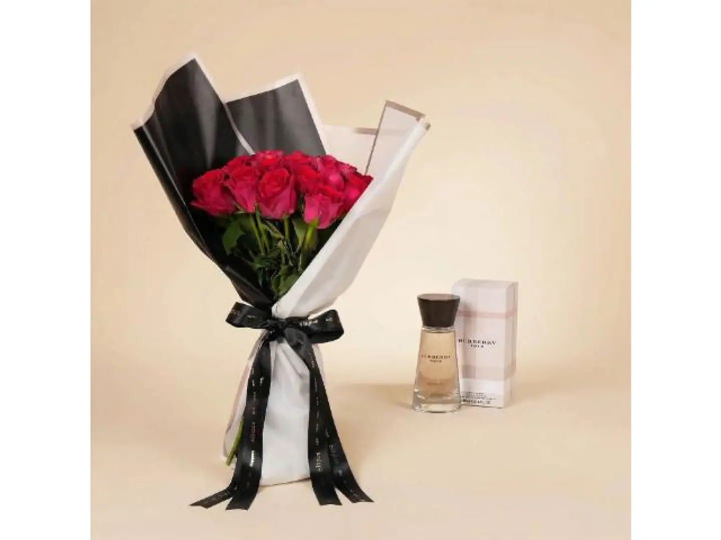 باقة ورود مع عطر بربري لندن للنساء