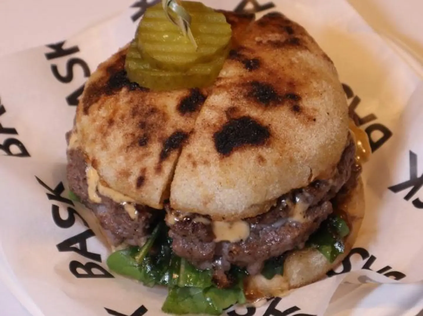 برجر موزاريلا بالعجين المخمر