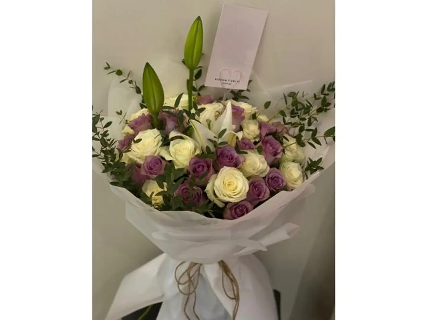 بوكيه ليلي وجوري ابيض وبنفسجي