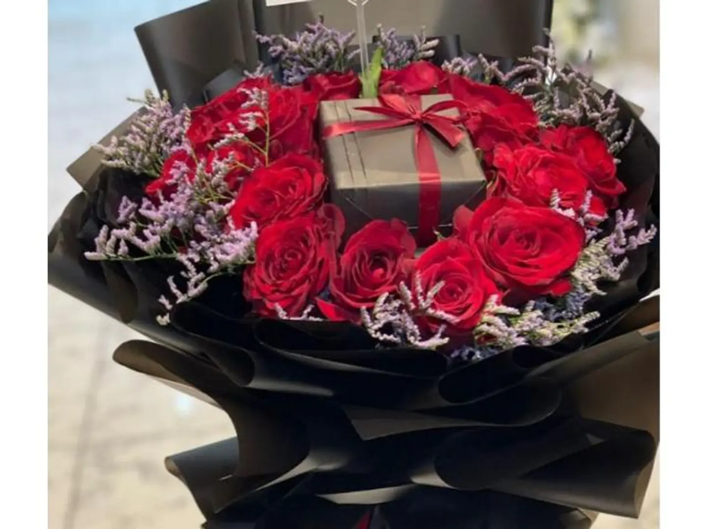 بوكيه ورد جوري احمر مع طقم ساعه نسائيه