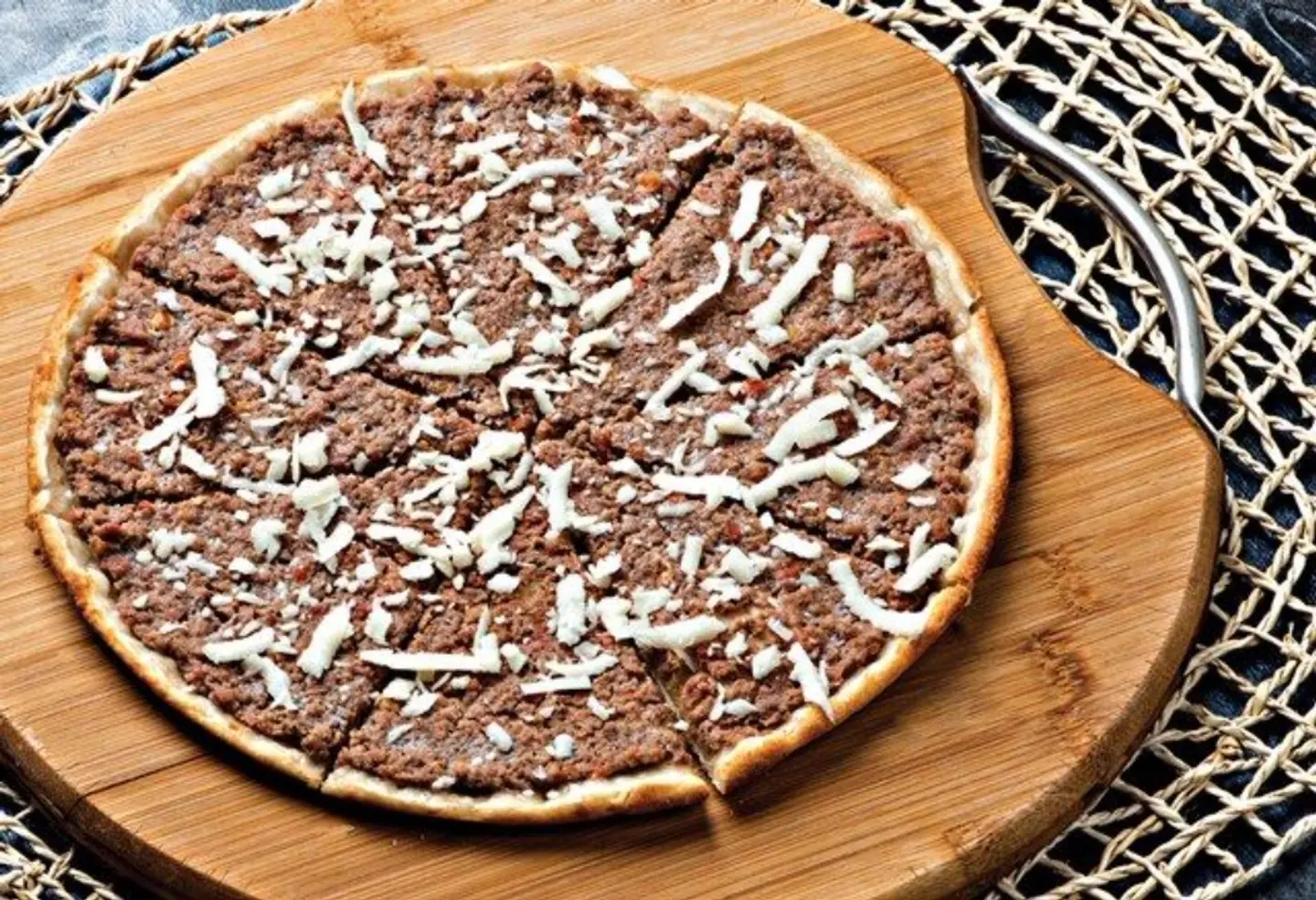 فطيرة لحمه مع جبنة