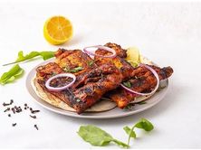 حبة دجاج كاملة على الفحم سادة