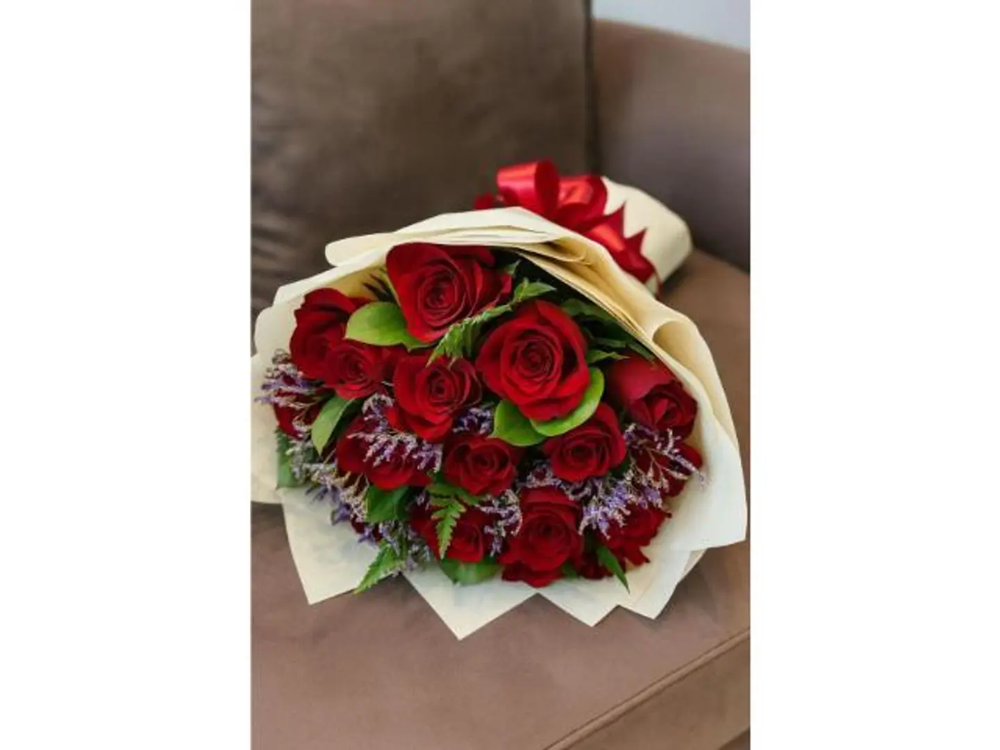 بوكيه ورد أحمر جميل مزين بالبنفسجي