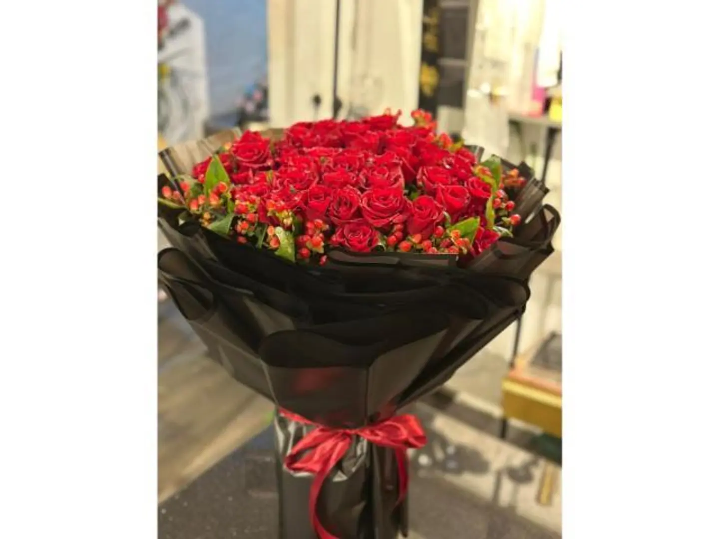 باقة 100 وردة حمراء مع زهور هافريكوم