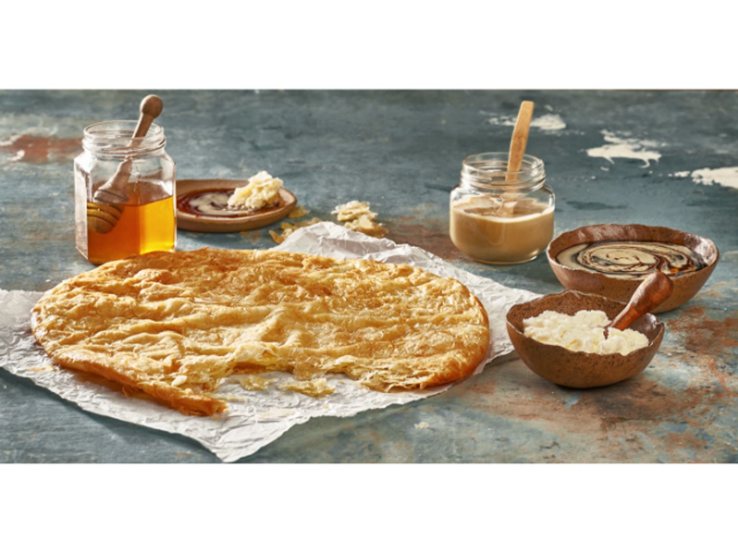 Meshaltet With Cream And Nuts