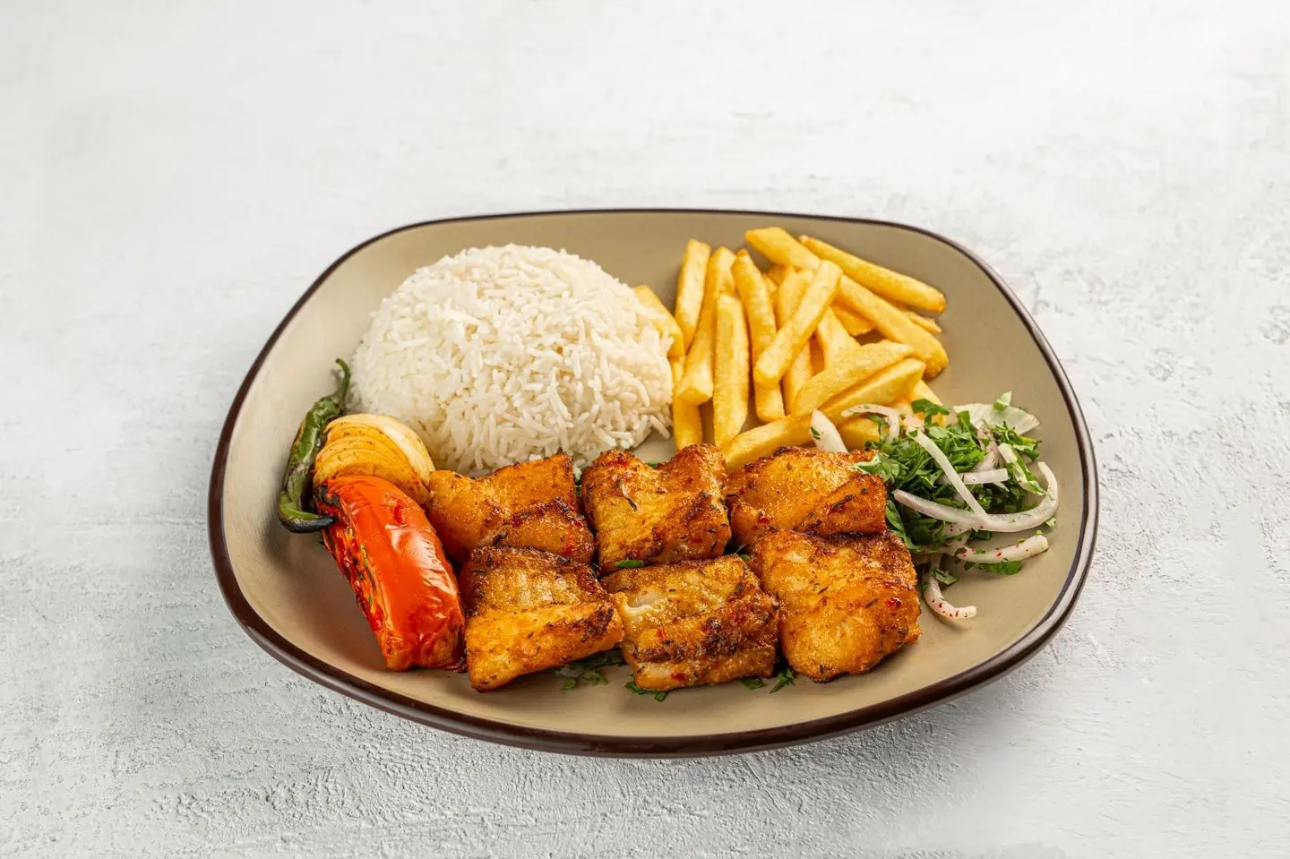 صحن واحد كيلو اثنا عشر سيخ سمك مع الرز والبطاطس والسلطات