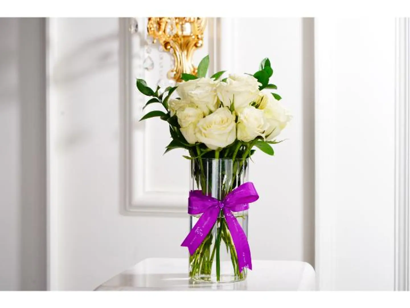 فازة الورد الأبيض الكلاسيكي