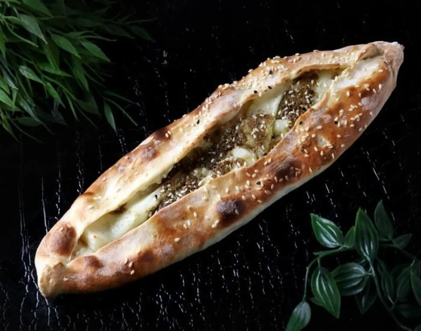 فطيرة جبن حلوم بالزعتر