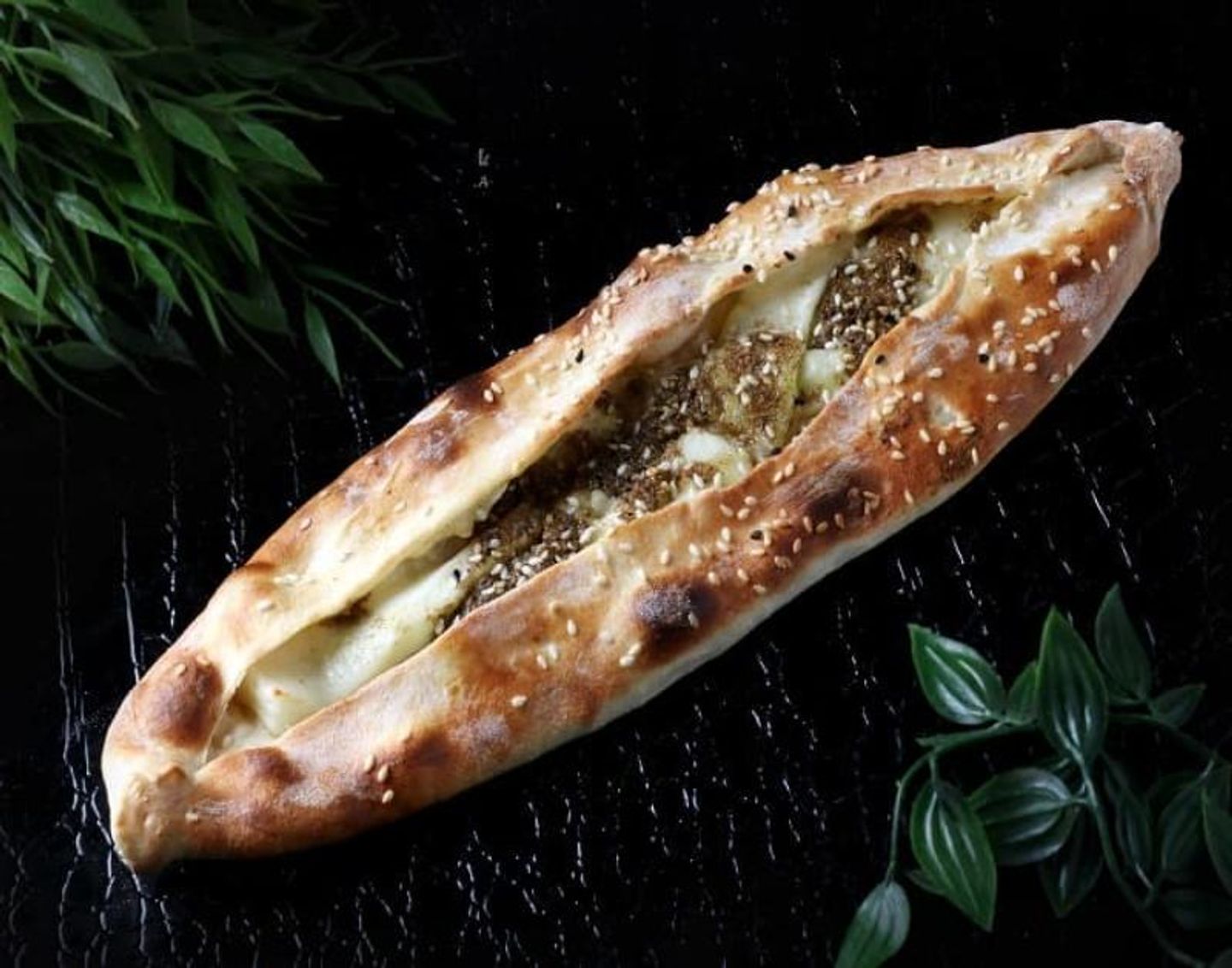 فطيرة جبن حلوم بالزعتر