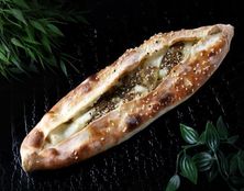 فطيرة جبن حلوم بالزعتر