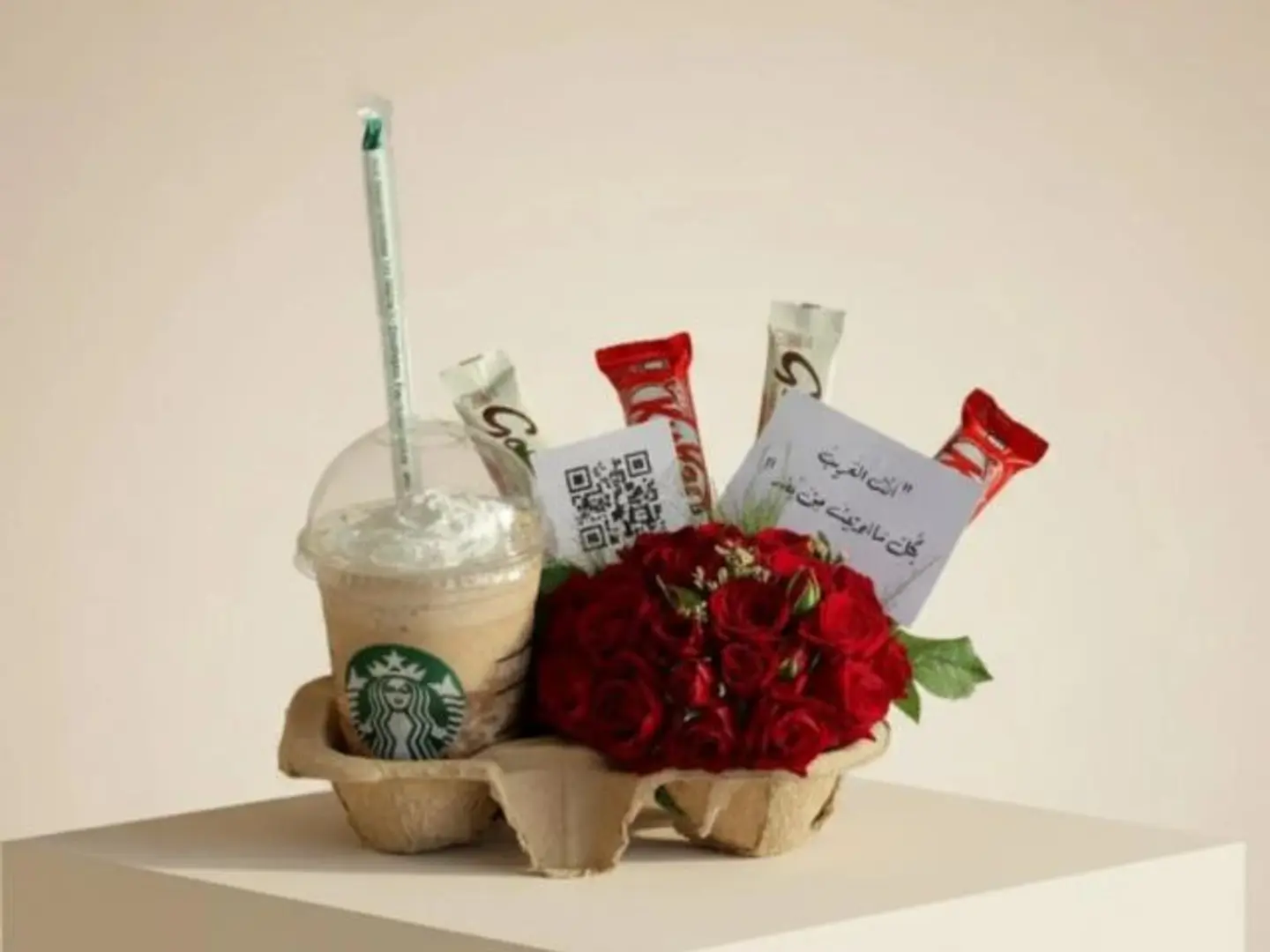 ورد وقهوة مع حبات شكلاته