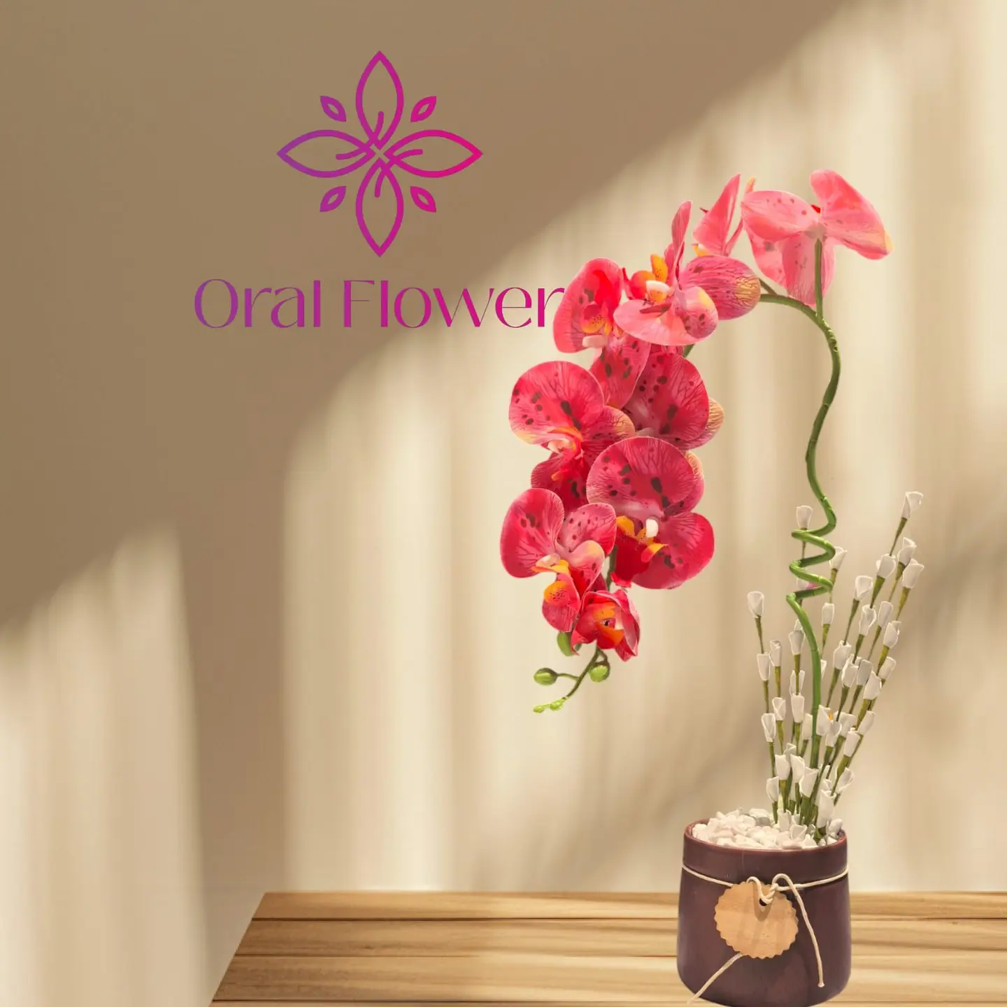 فازة ميني منسقة بالورد الصناعي بني