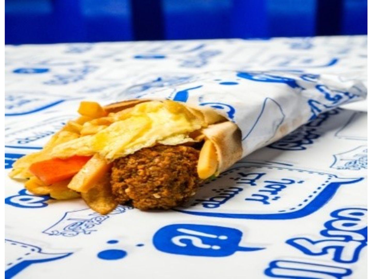 ساندوتش طعمية مع بيض مقلي