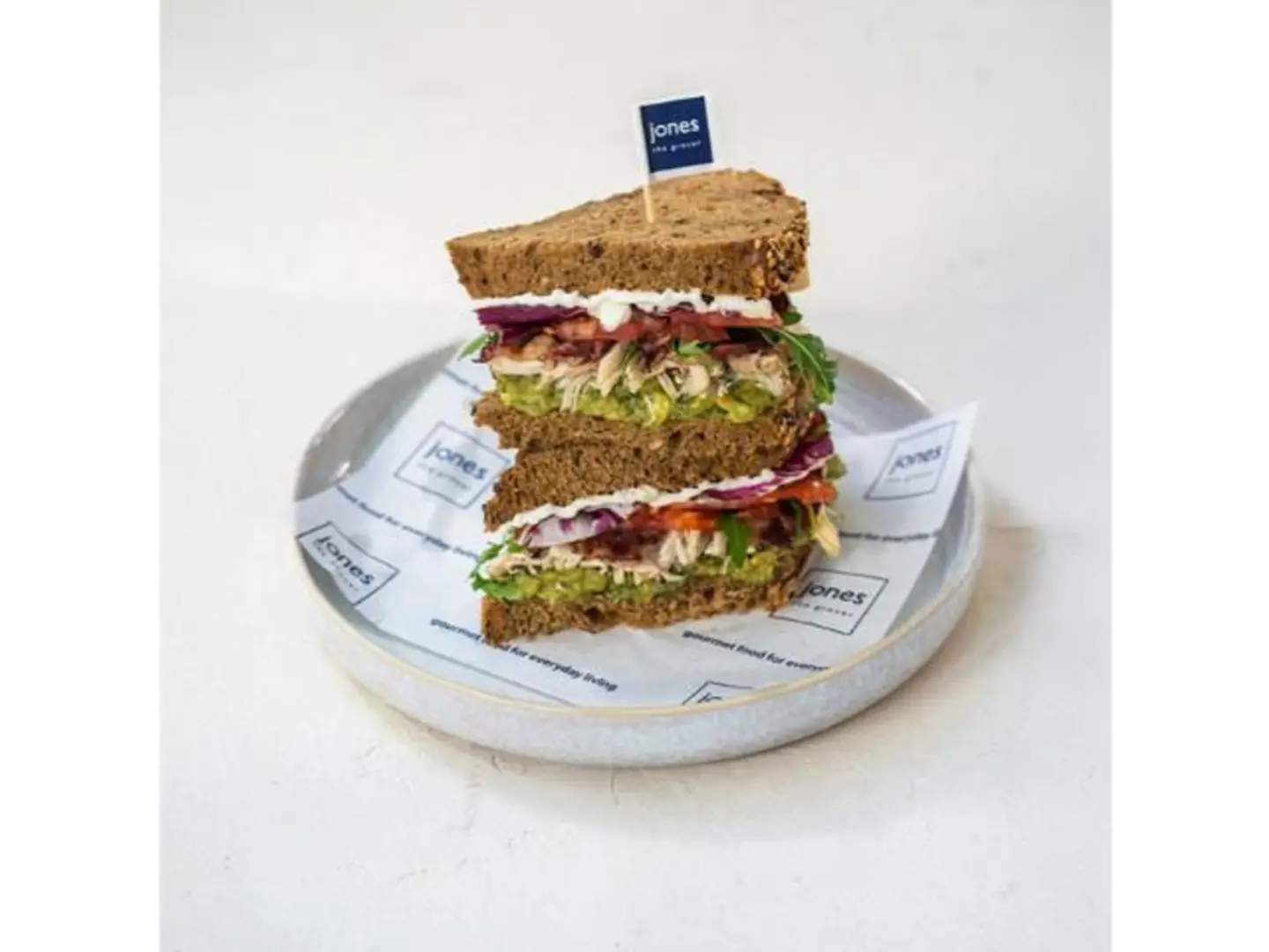 سندويش الدجاج وأفوكادو وبيكون بقري