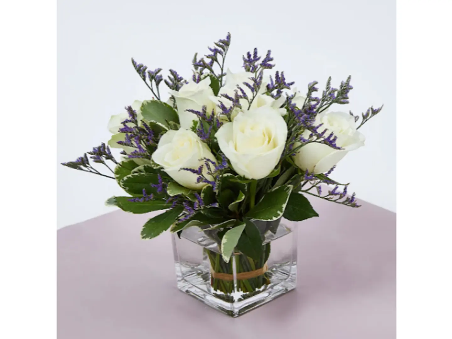 الورود البيضاء في مزهرية