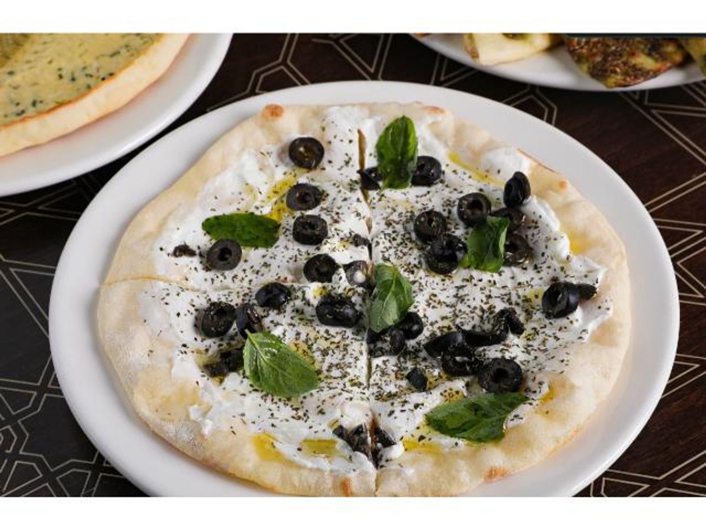 منقوشة لبنة بالزعتر والزيتون
