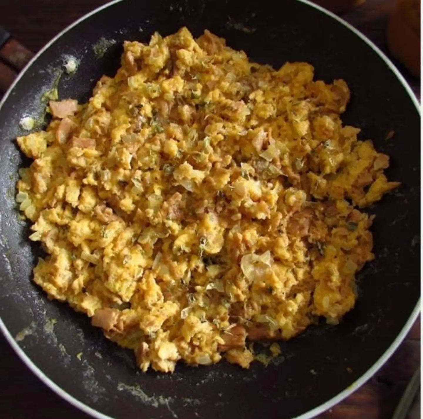 تونة بالبیض