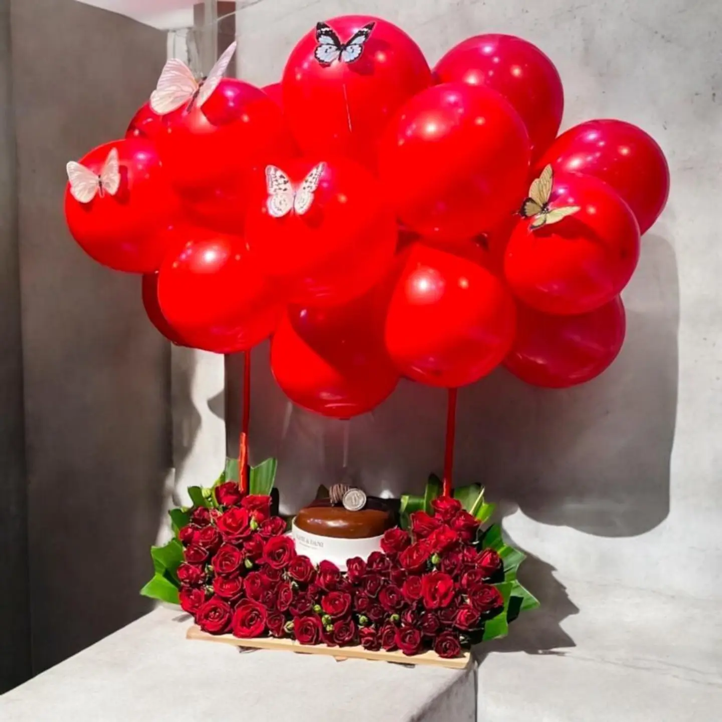 باقة الرومانسية الحمراء مع كيك