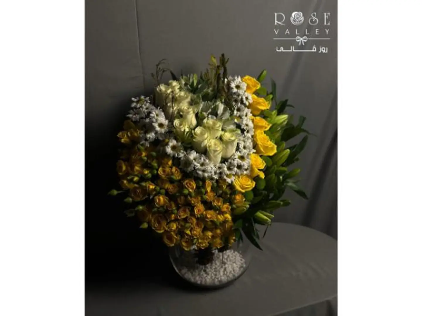 فازة ورد مليئة بالورود الزاهيه