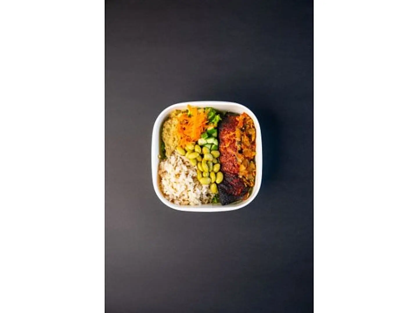 طبق السالمون المشوي بالليمون