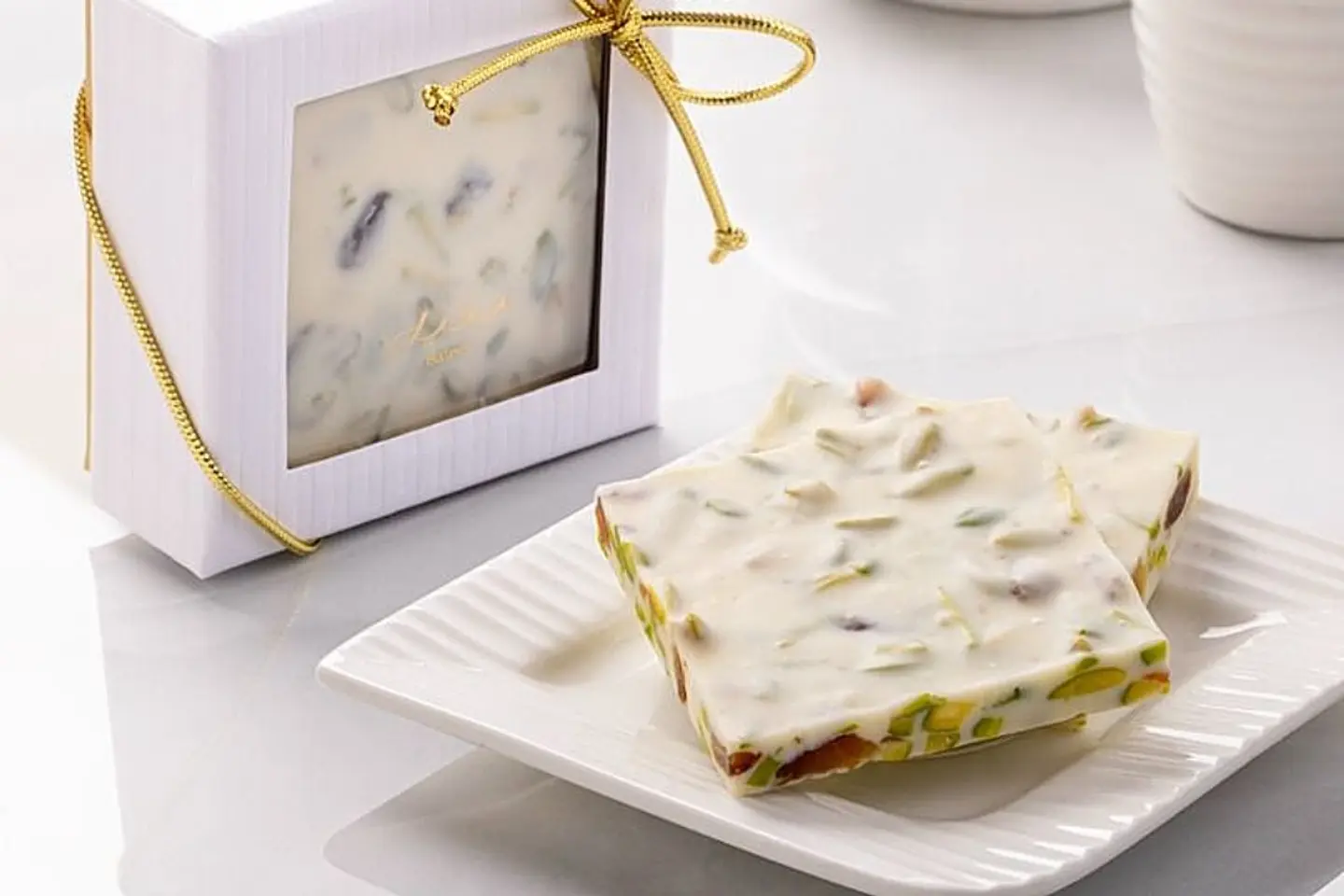 قطع الشوكولاتة البيضاء مع تمر الجدول و الفستق