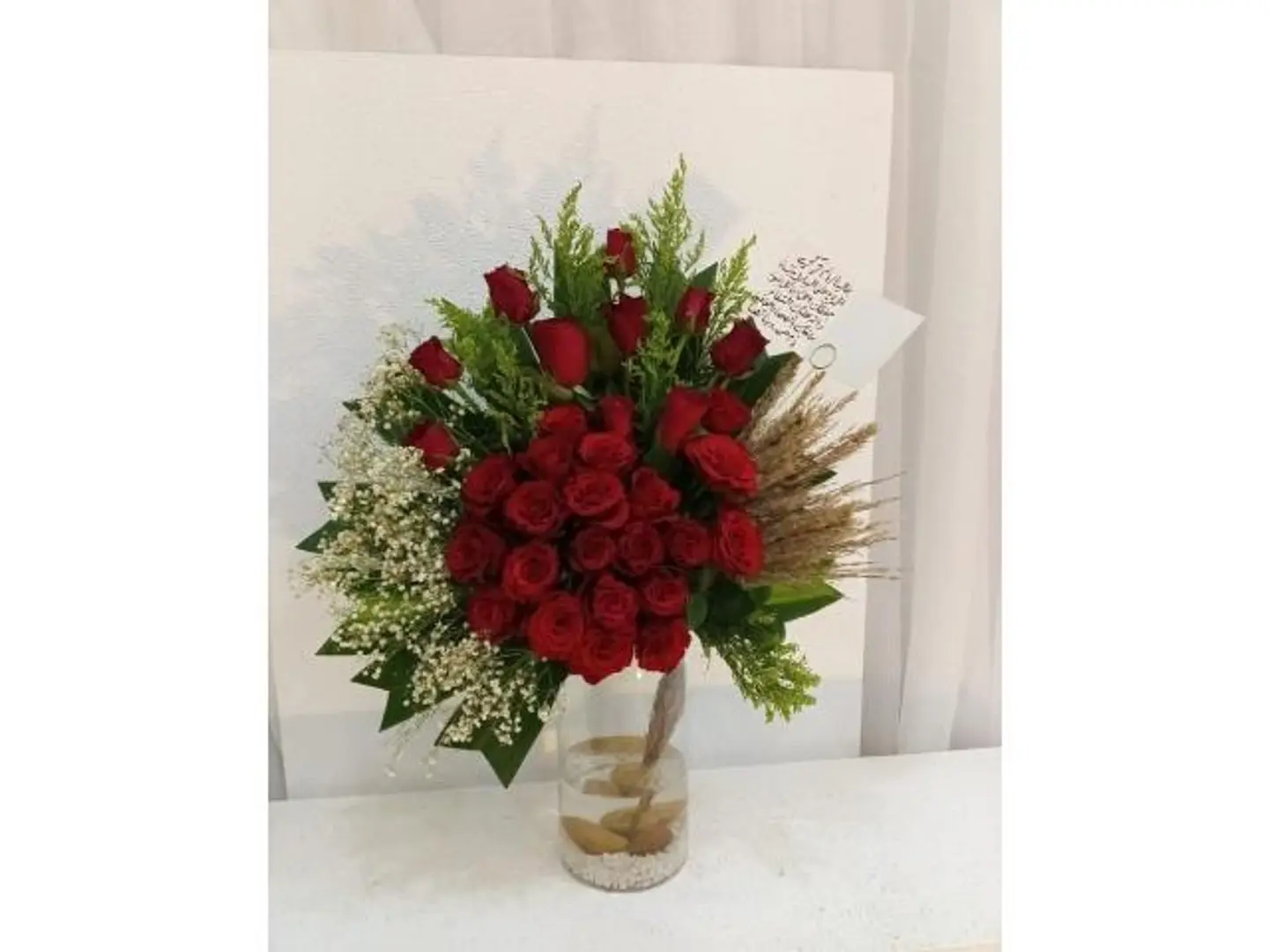 فازه مع ورد جوري احمرر لطيف