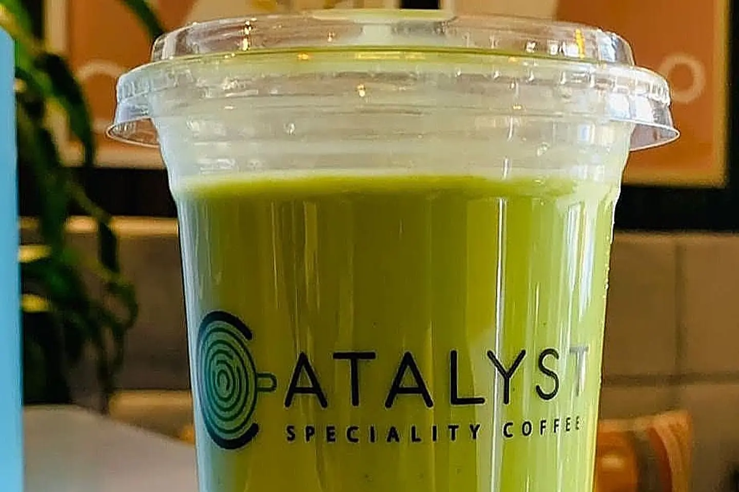 مشروب ماتشا بارد مع حليب جوز الهند