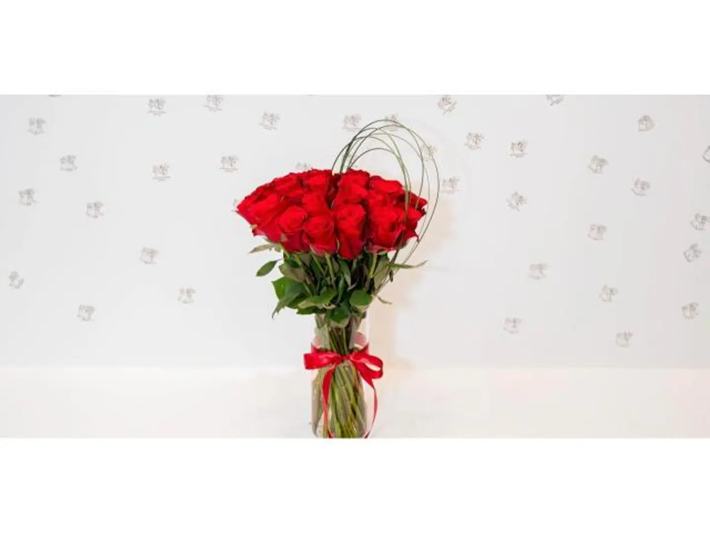 فازه طويلة مع ورد احمر