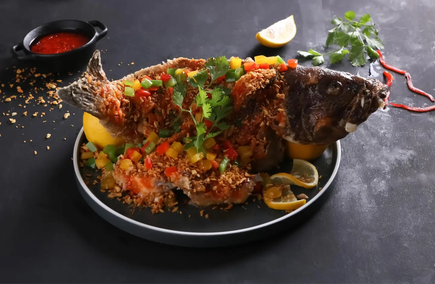 سمكة كاملة مع الثوم