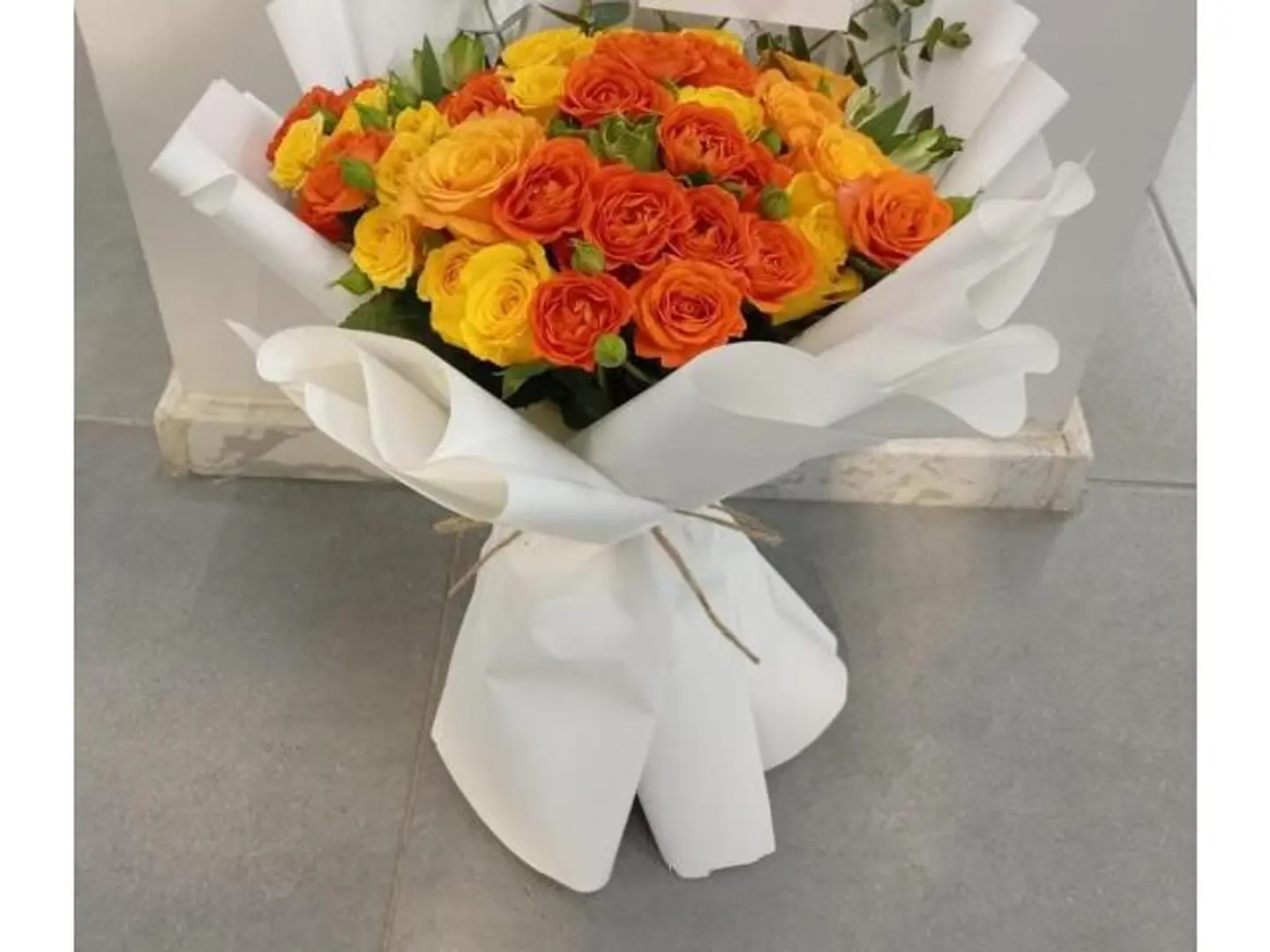 باقه لمسه ناعمه اورنج مع اصفر مع اكسسوارات