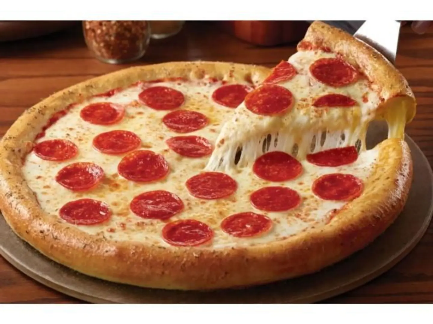 بيتزا ببروني وسط