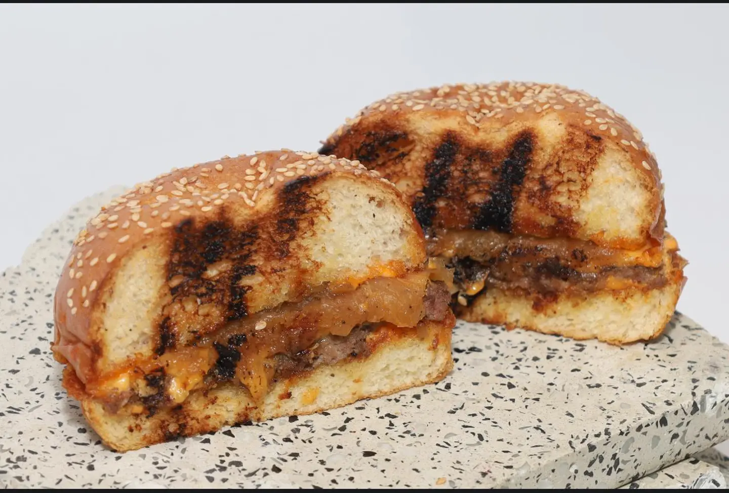 برجر لحم بصل مكرمل مشوي