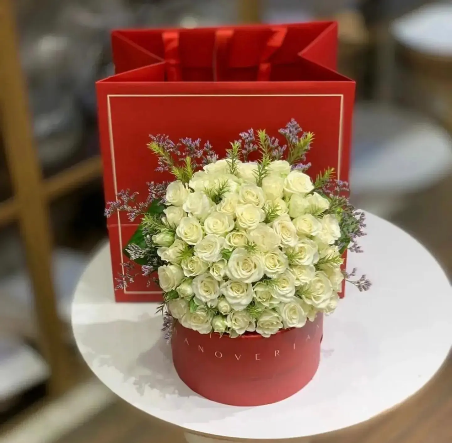 بوكس شوكلاته مع جوري ابيض