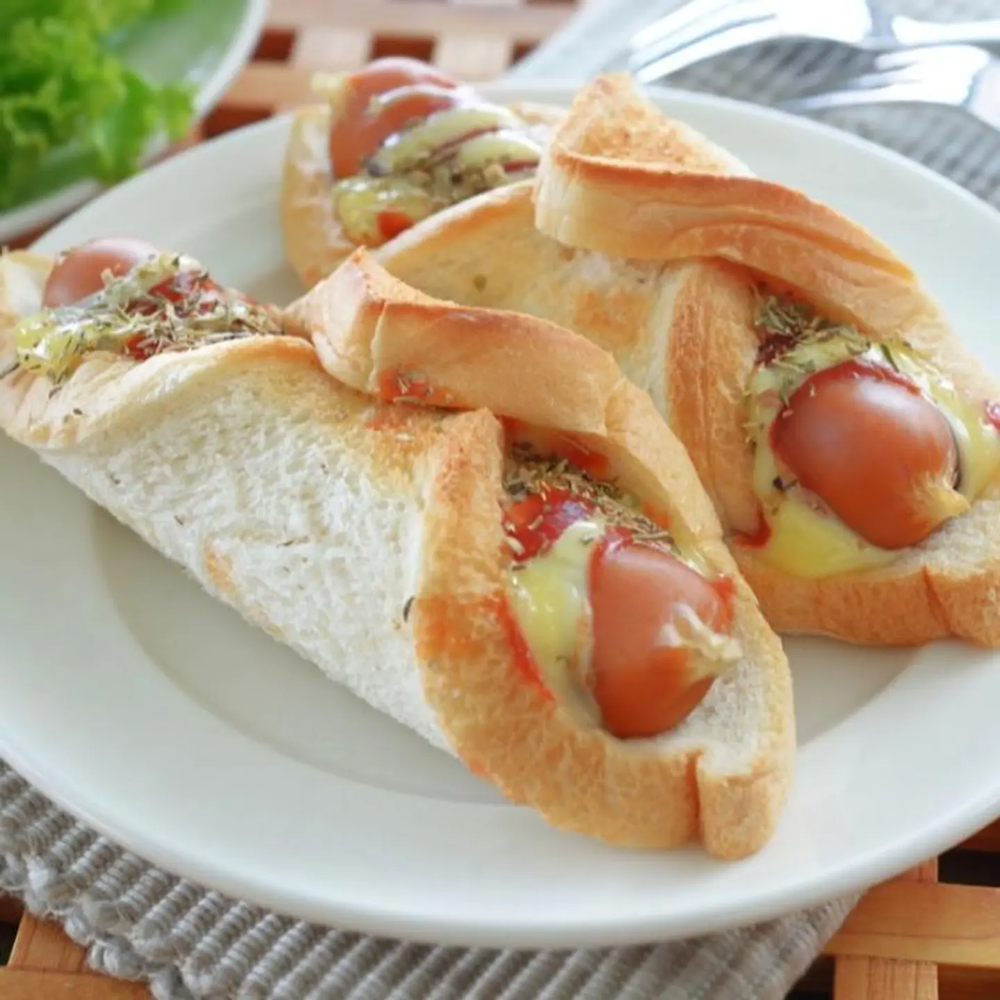 ساندوتش نقانق بالجبن
