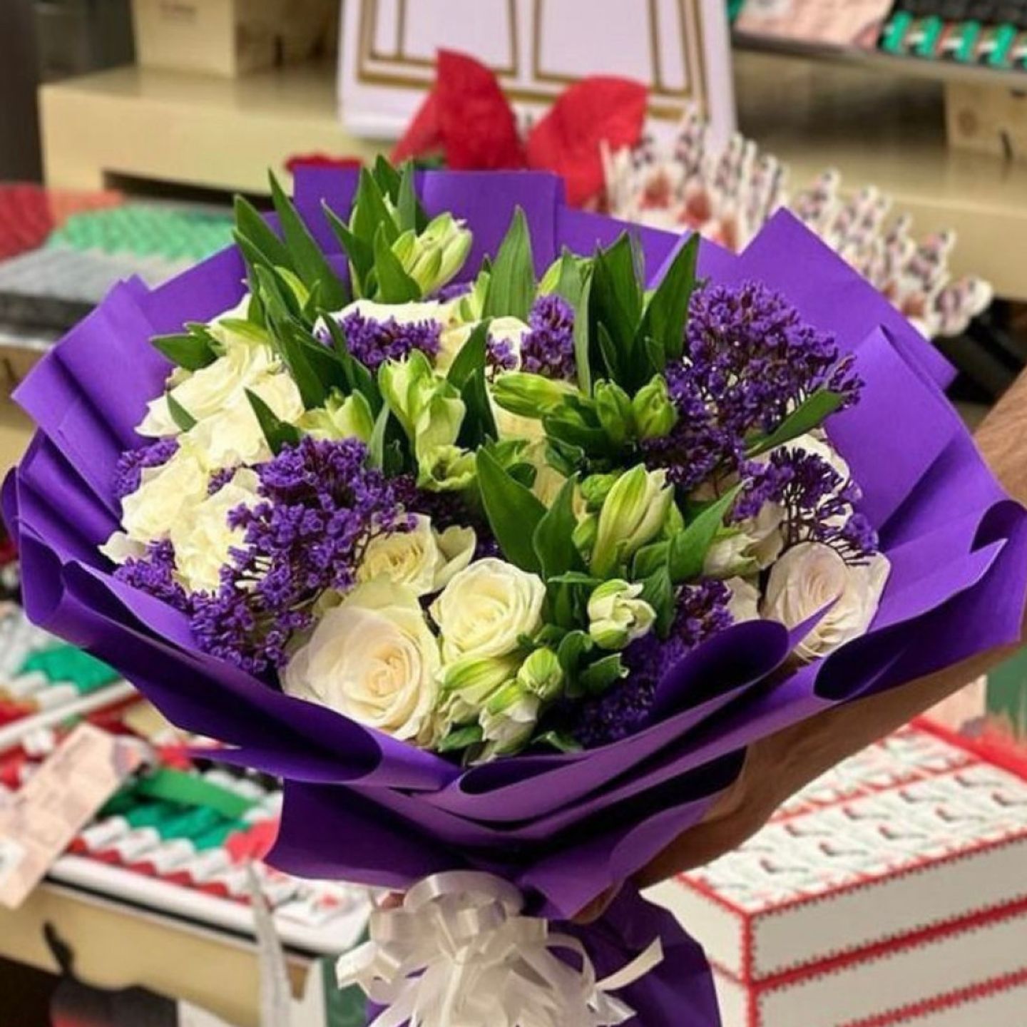 باقة ورد ابيض بتغليف بنفسجي مميز