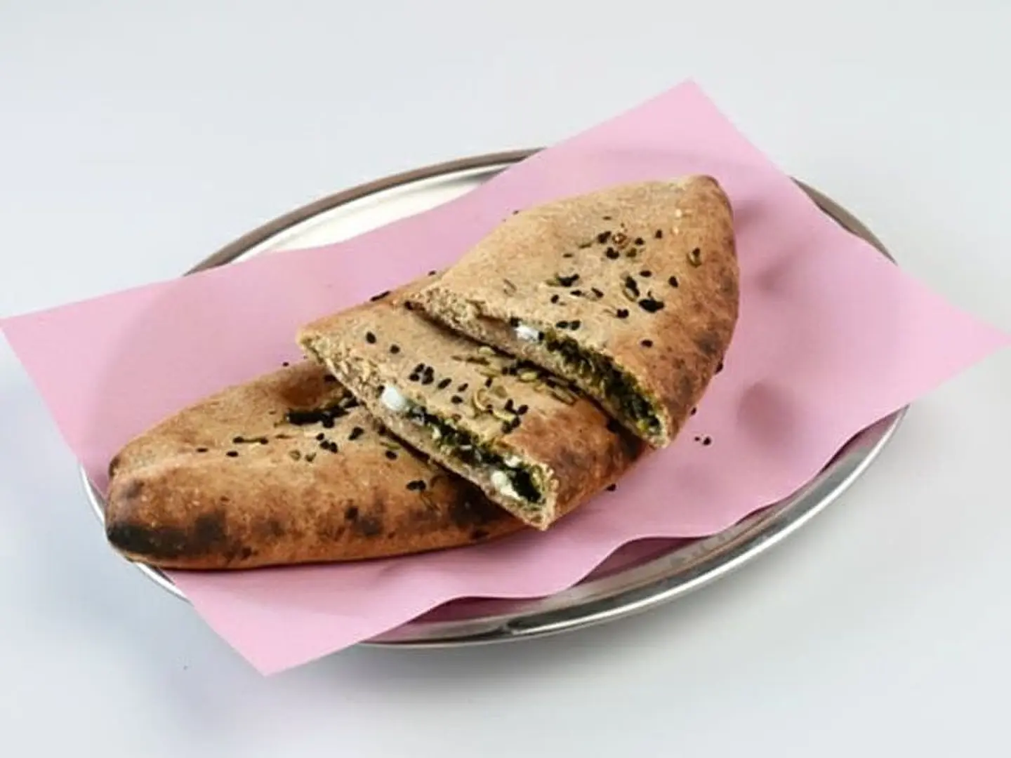 جبن خبز احمر زعتر