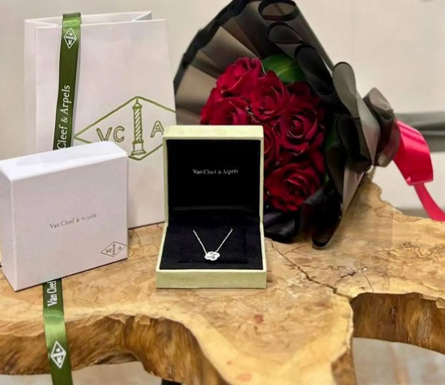 فان كليف والورد الأحمر رمز العشق الفاخر