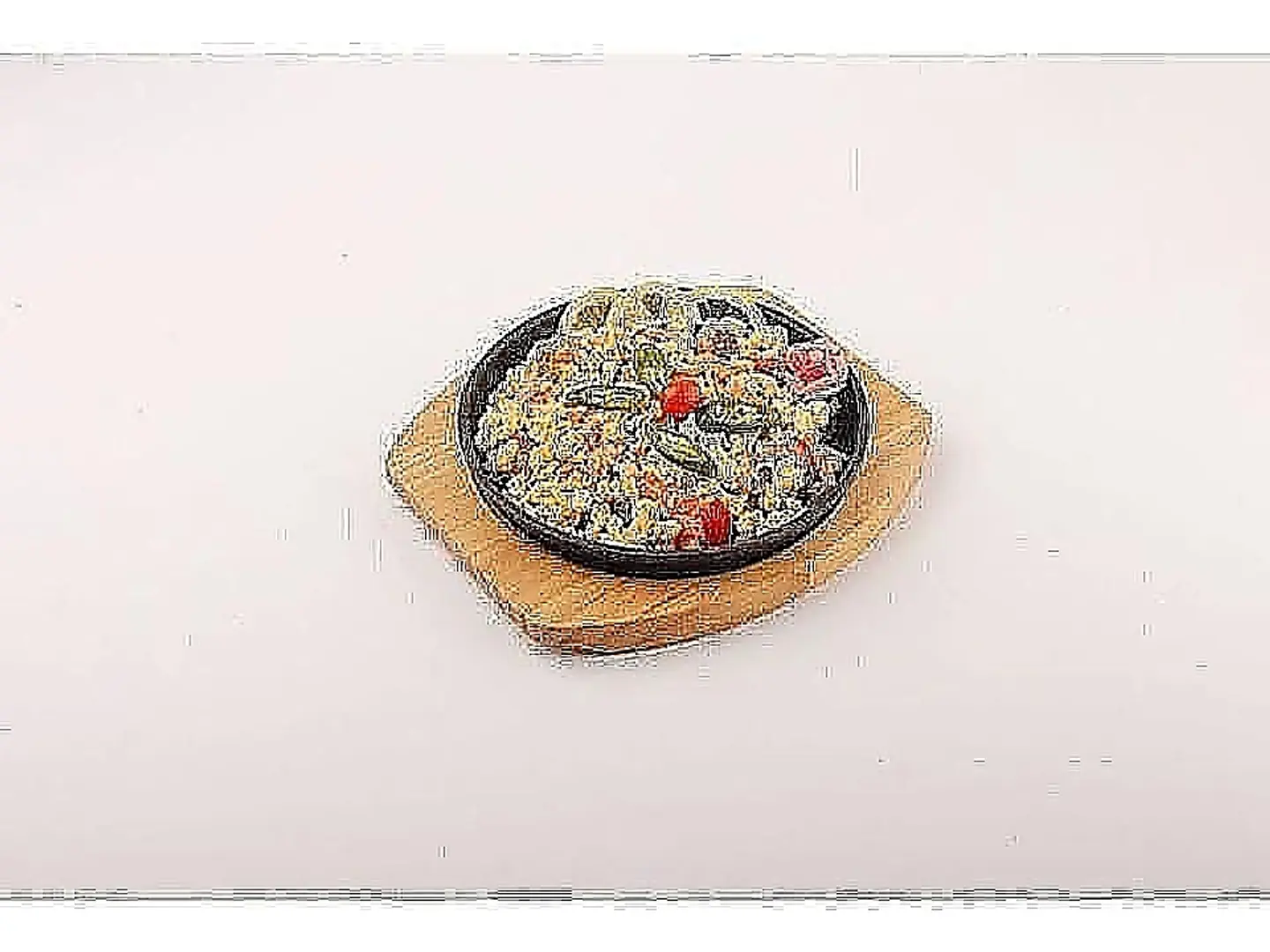 طبق اومليت بالخضار والجبنة