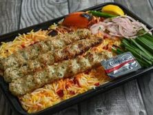 صحن كباب لحم مع الأرز