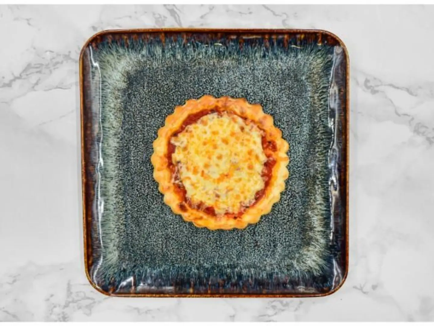 منقوشة محمرة بالجبنة