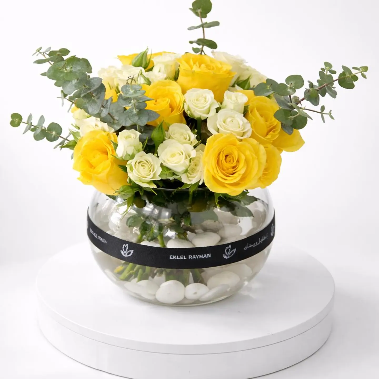 تنسيق فازة شفافة بالورد الأصفر