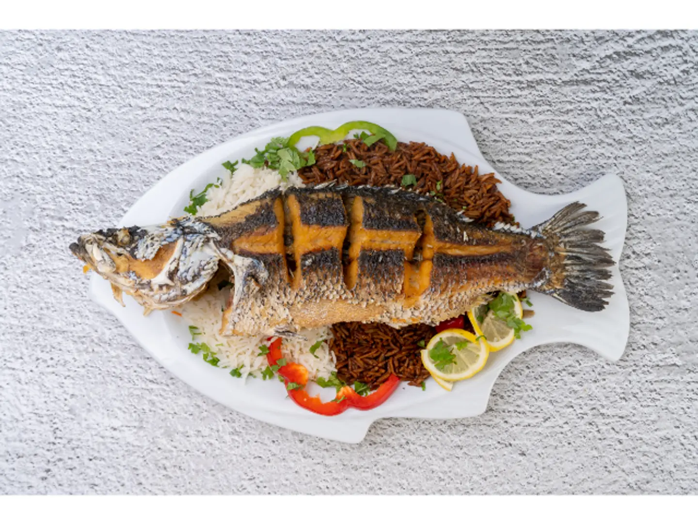 قاروص مقلي بالخل والثوم