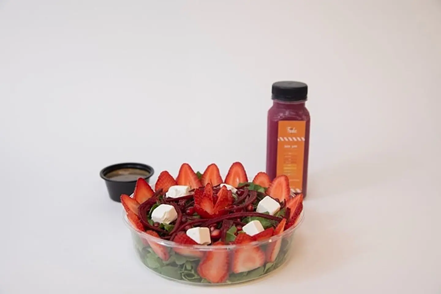 سلطه الفراوله بالفيتا صغير مع عصير رمان صغير