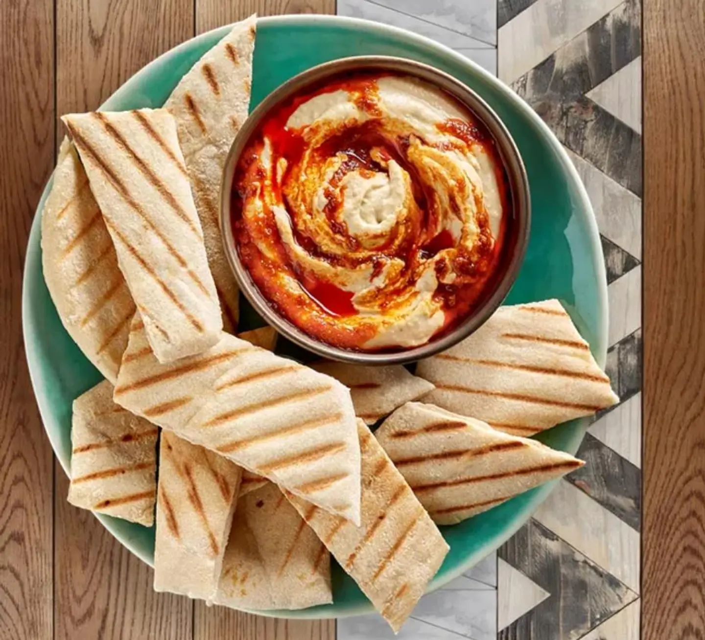 حمص مع خبز بيتا وصوص بيري بير