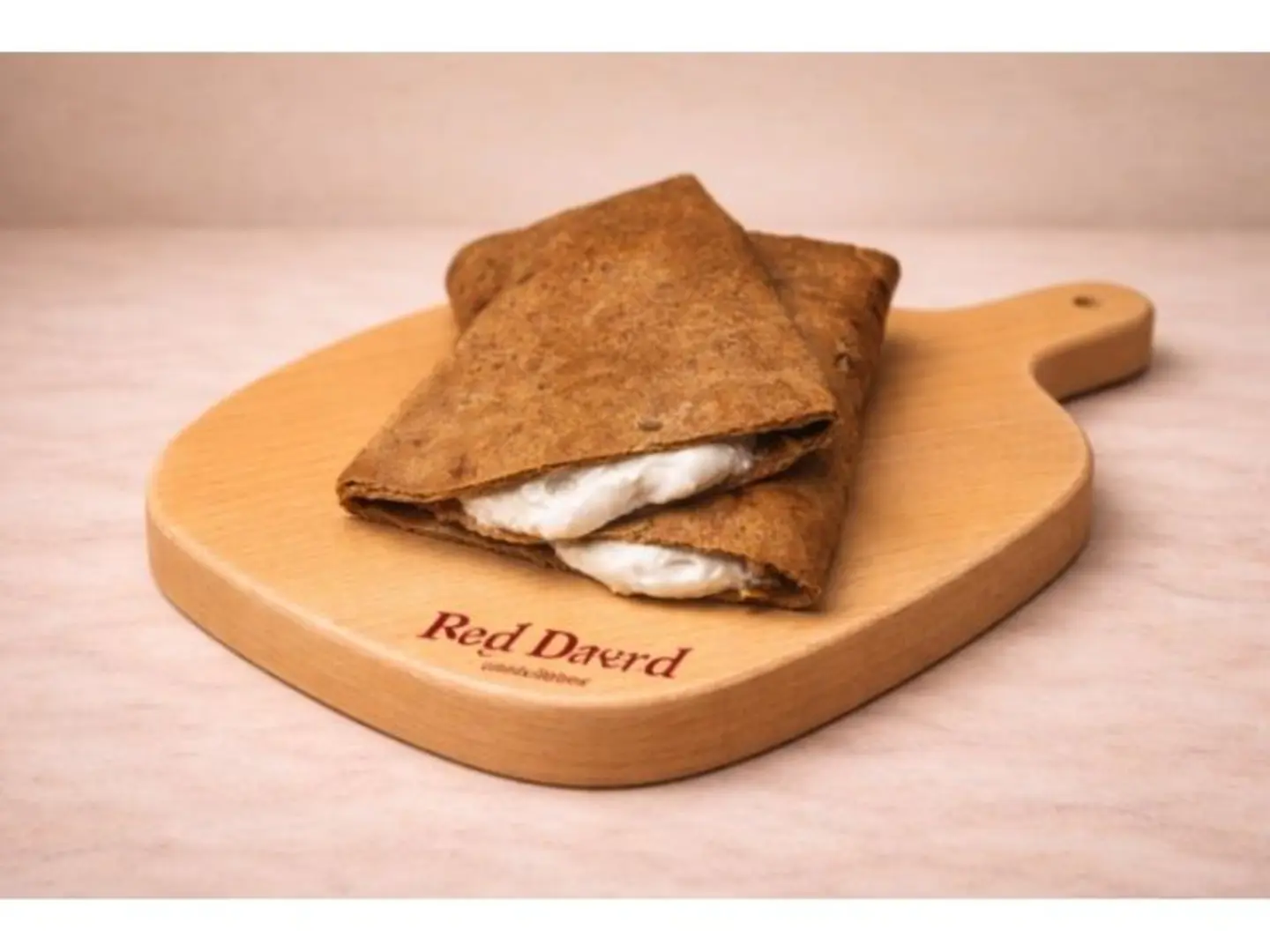 خبز حمر بالتمر وجبنة الكيري