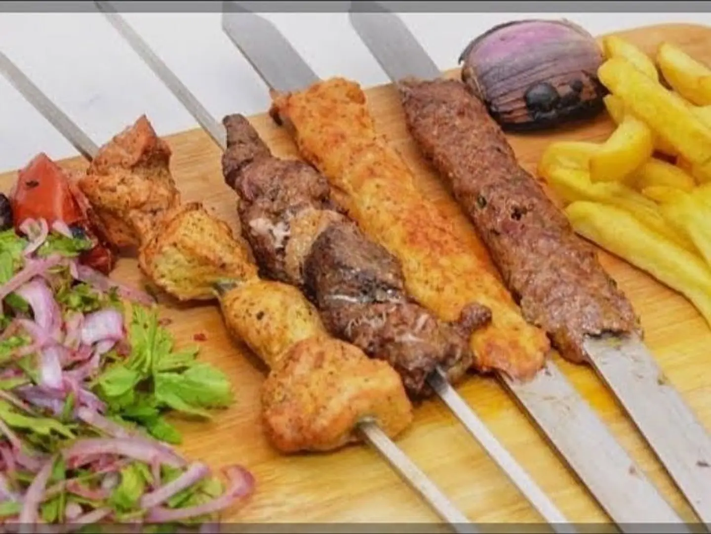 ٤ أسياخ مشكل كباب لحم وكباب دجاج وشيش واوصال لحم مع الارز بالإضافة إلى ثومية وطحينة وصوص حار وخبز
